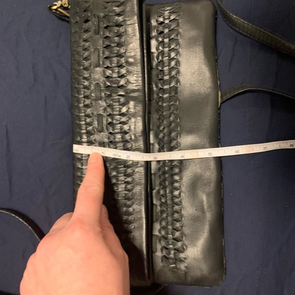 Black detailed magnet close cross body bag - Picture 2 of 6